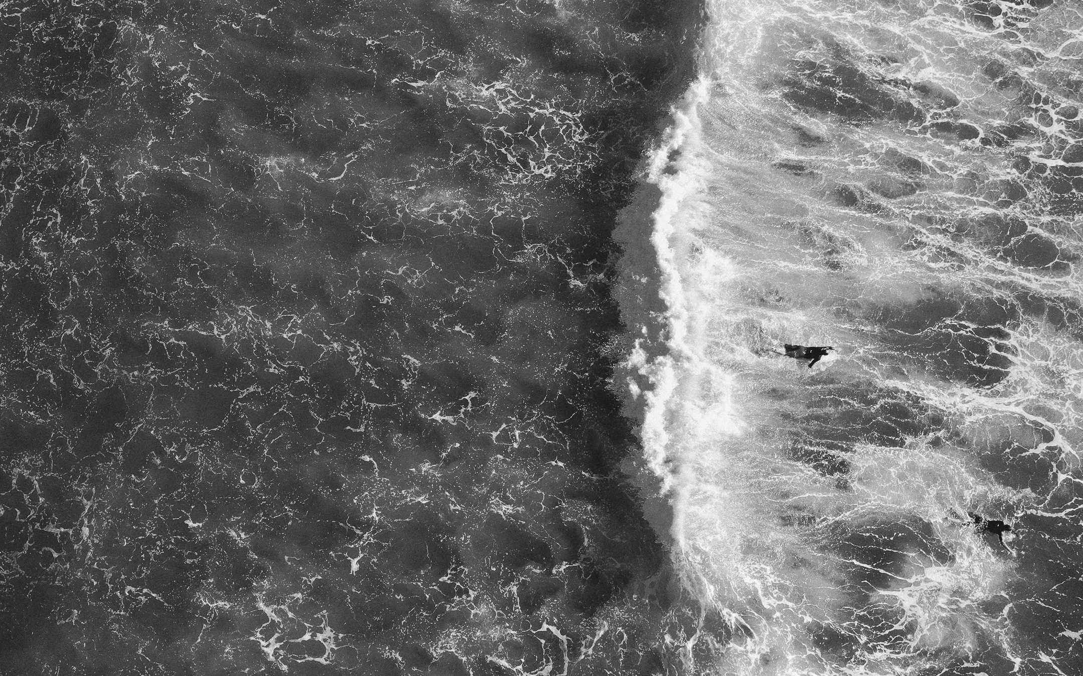 Waves breaking against the coast